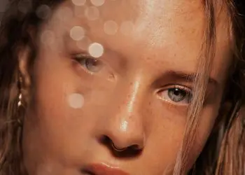 woman with brown hair and brown eyes